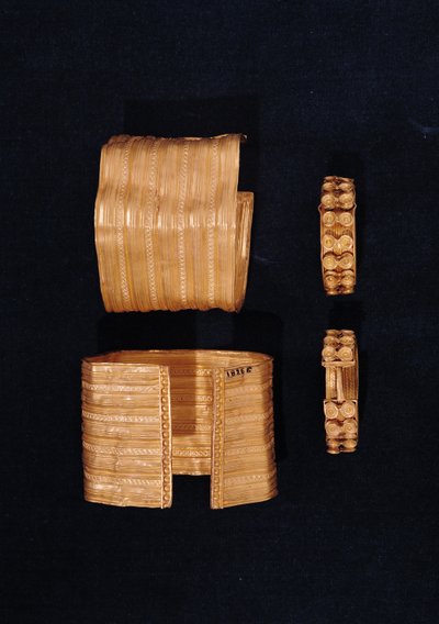 Due braccialetti aperti sfaccettati e un paio di orecchini, dalla tomba principesca di Sainte-Colombe, Cote d